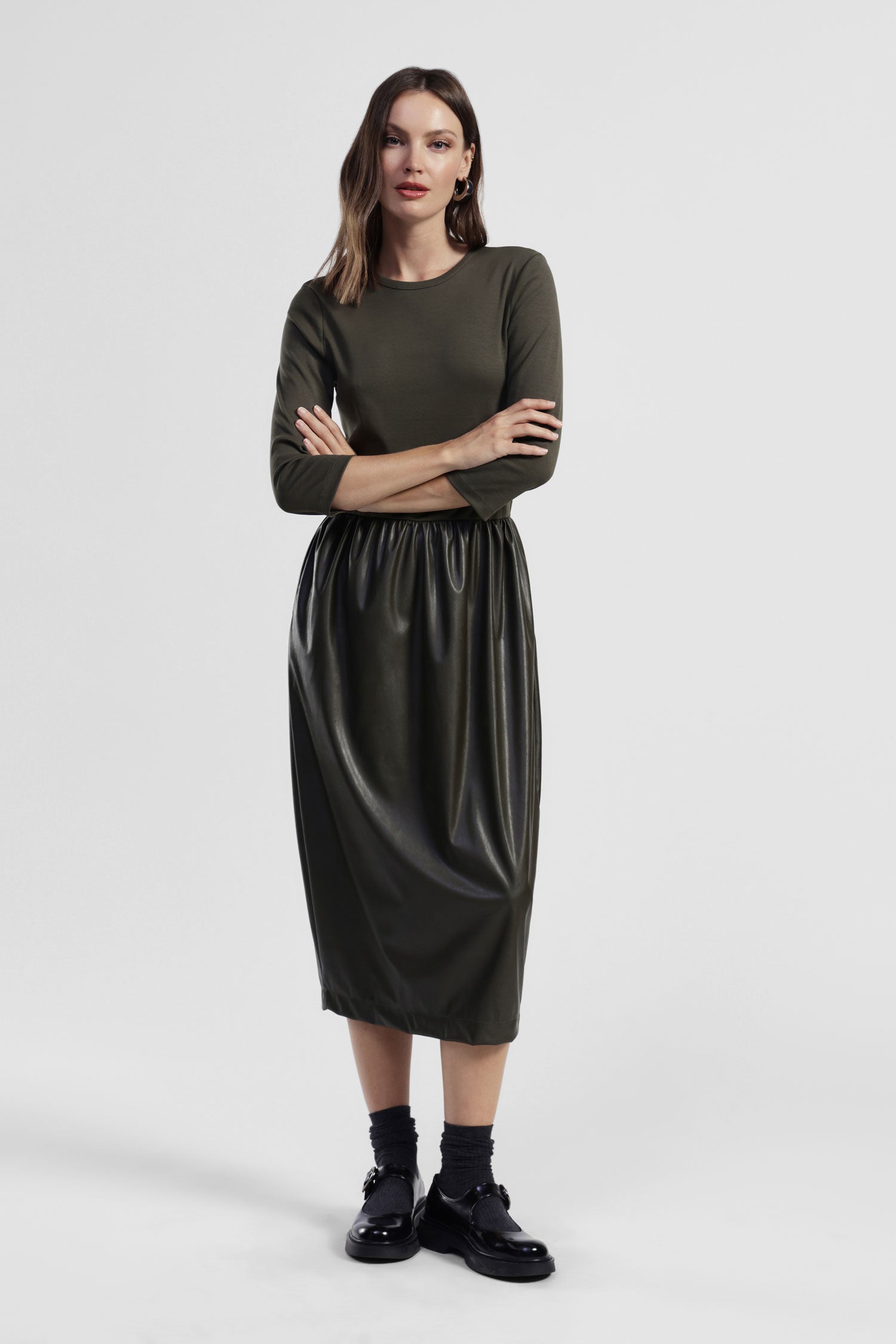 Abito midi con maniche tre quarti e gonna arricciata