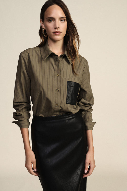 Camicia a righe con tasca a contrasto
