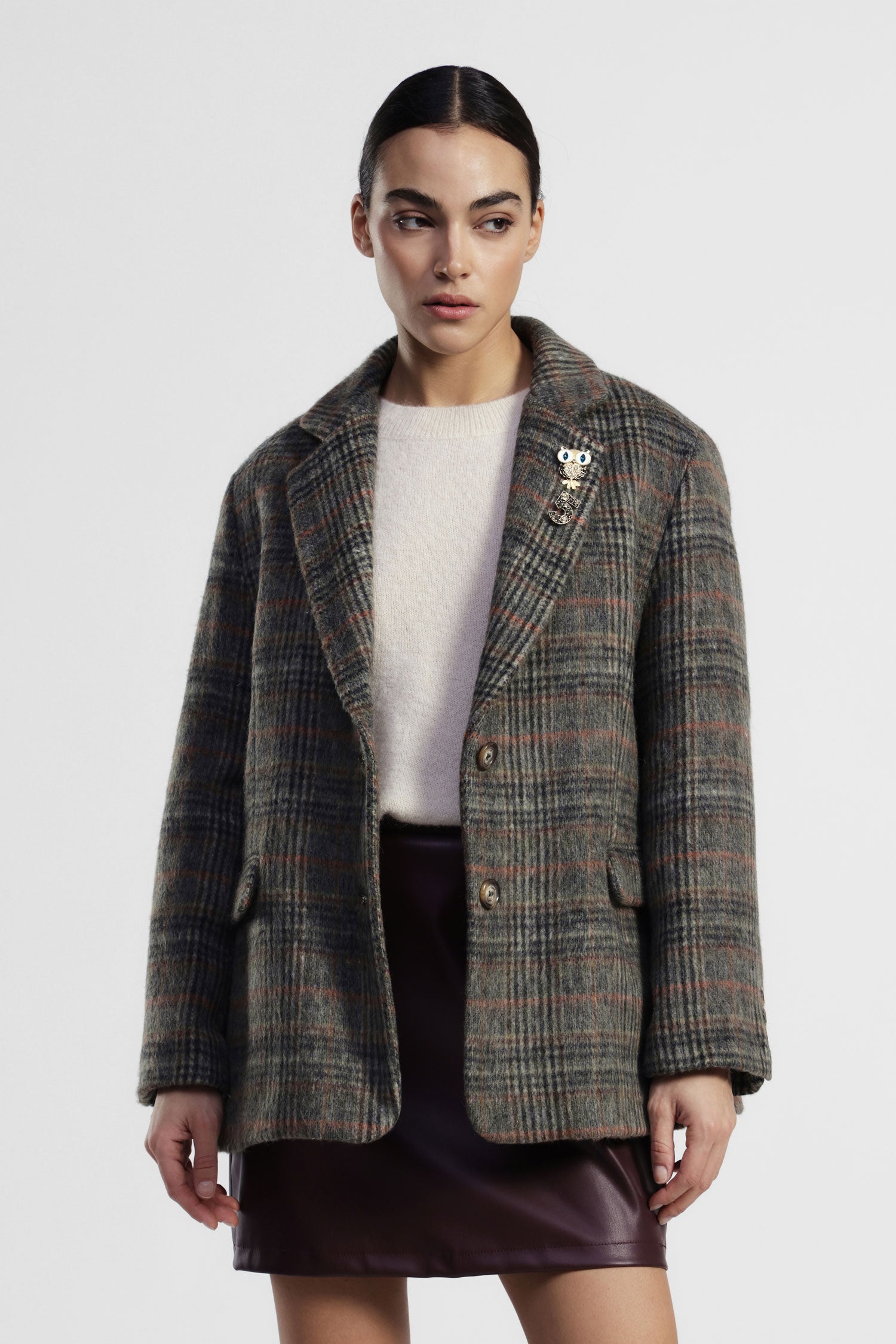 Blazer a quadri con tasche a patta e spilla decorativa