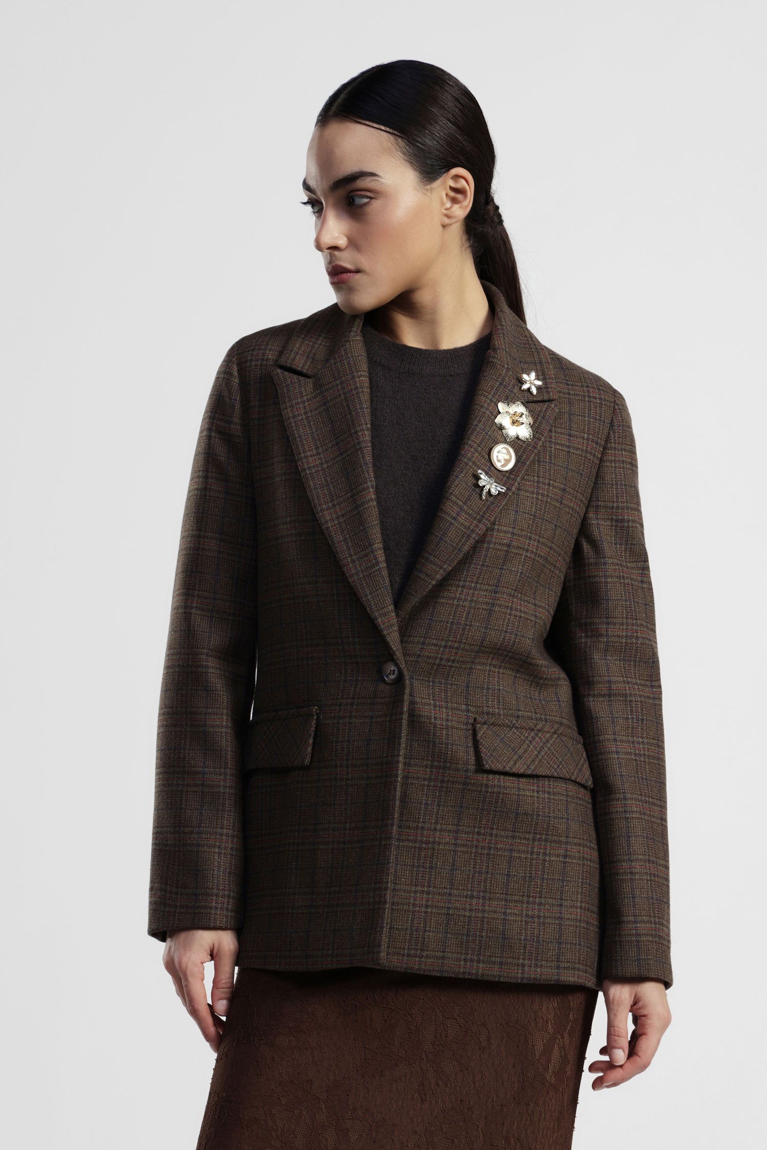 Blazer fantasia pied de poule con spille decorative