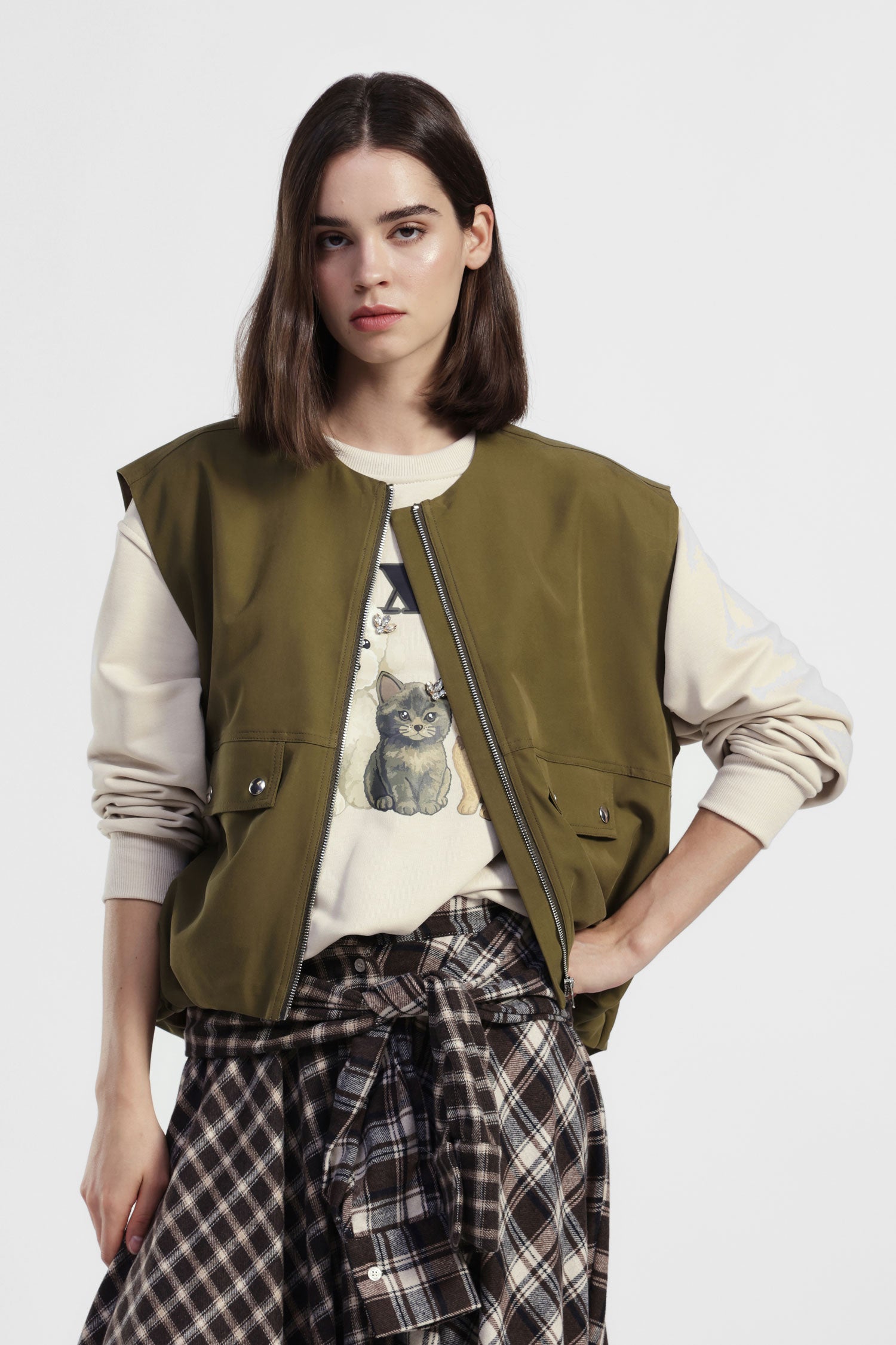 Gilet corto con tasche e zip frontale