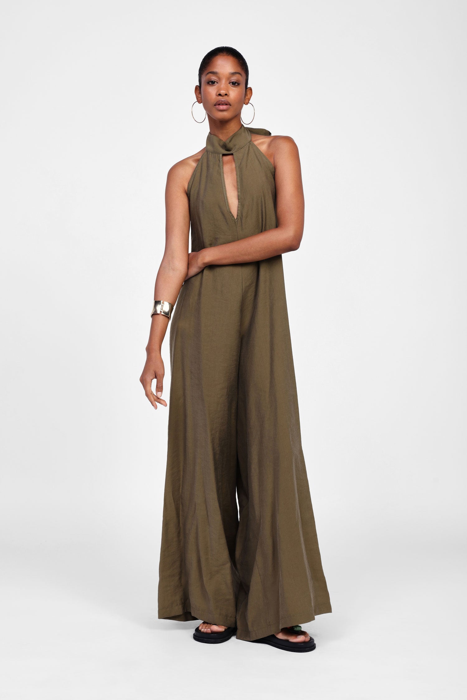 Jumpsuit con collo halter e taglio ampio
