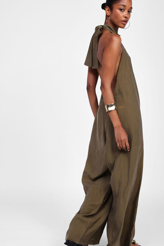 Jumpsuit con collo halter e taglio ampio