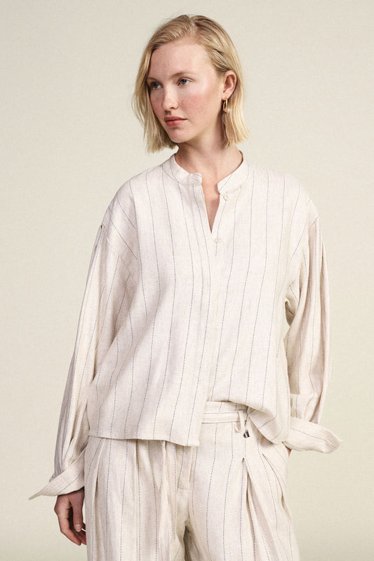 Camicia a righe con colletto coreano e maniche lunghe