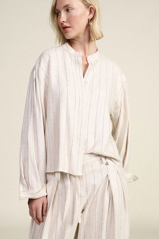 Camicia a righe con maniche lunghe e colletto stondato