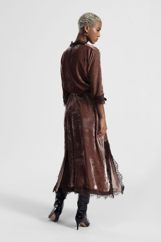 Kimono in velluto lungo con cintura e dettagli in pizzo