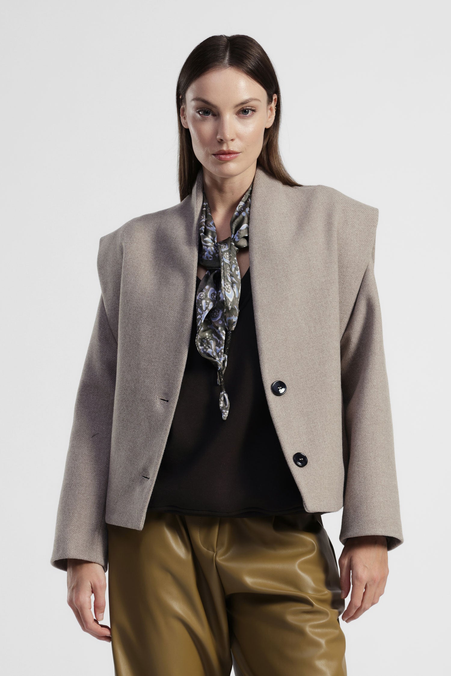 Giubbotto corto con spalle strutturate e doppio bottone