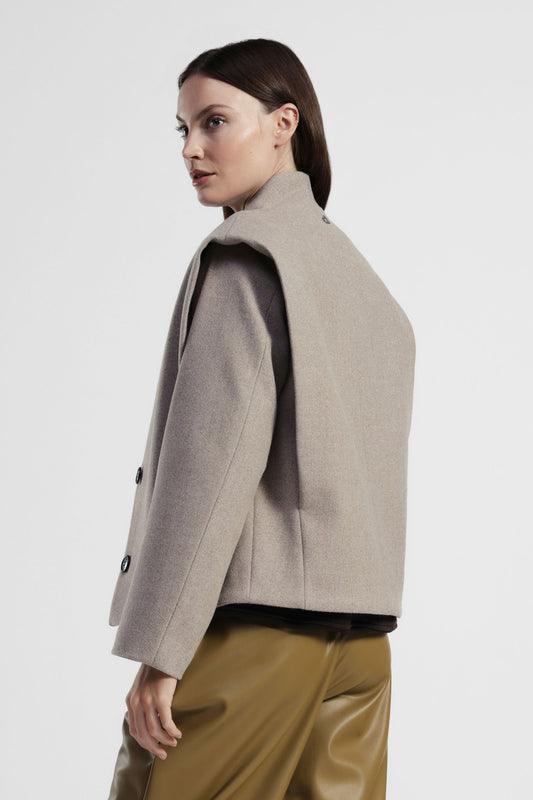 Giubbotto corto con spalle strutturate e doppio bottone