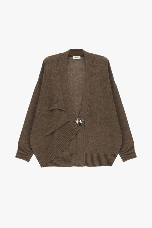 Cardigan con maxi bottone e spalle scese