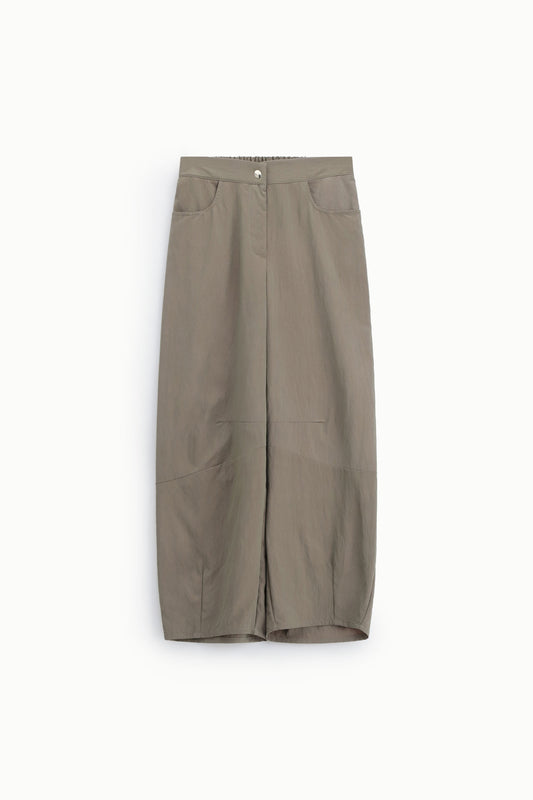 Pantaloni palazzo a gamba ampia con pinces visibili