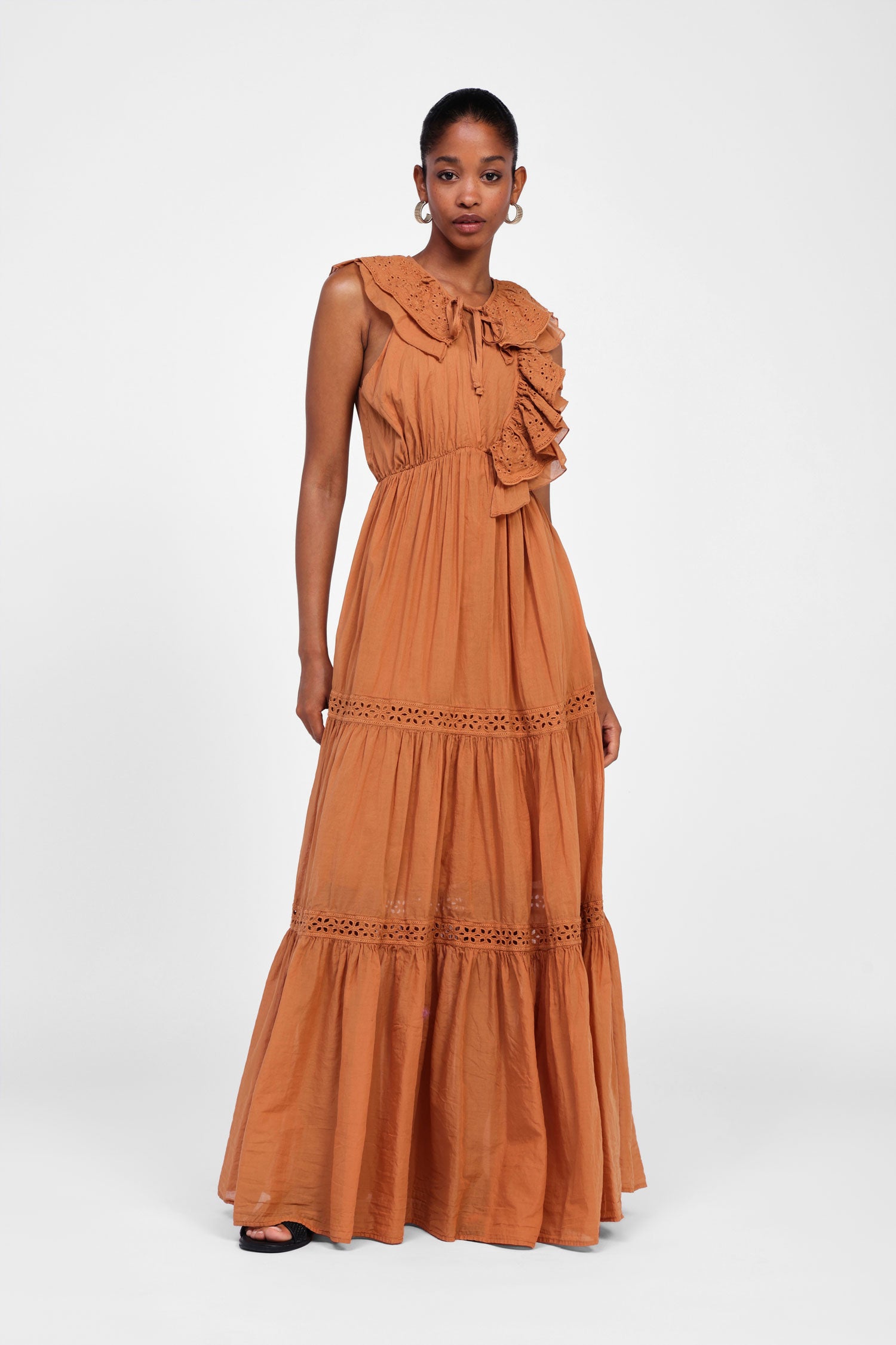 Vestito lungo con dettagli a balze