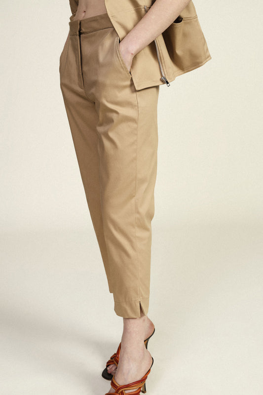 Trousers cropped gamba dritta con tasche