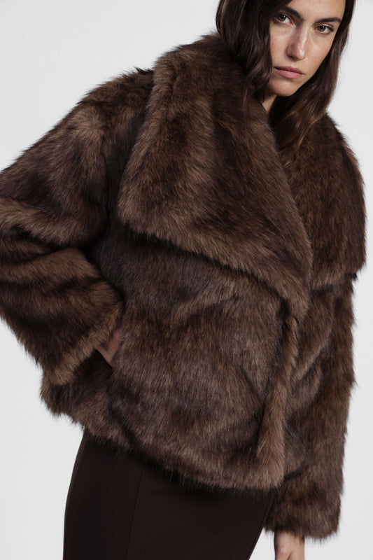 Eco-fur corta con maxi revers