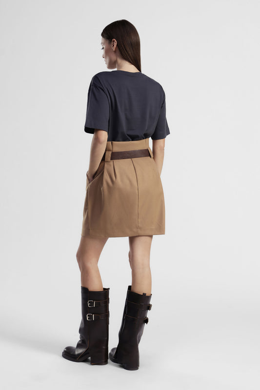 Gonna corta con cintura e pieghe frontali