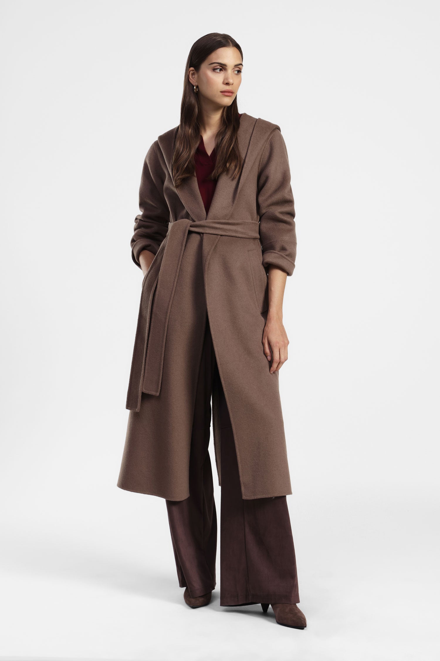 Cappotto lungo con ampio cappuccio e cintura