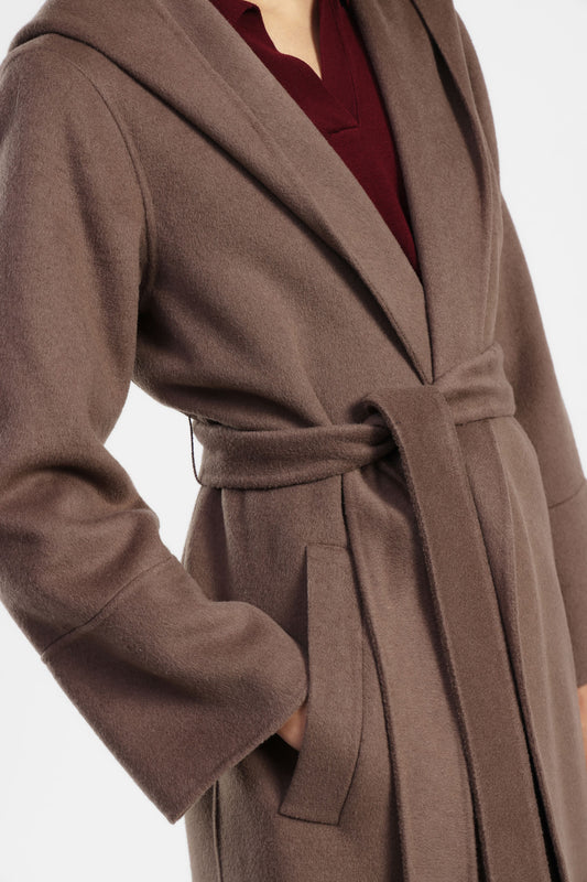 Cappotto lungo con ampio cappuccio e cintura