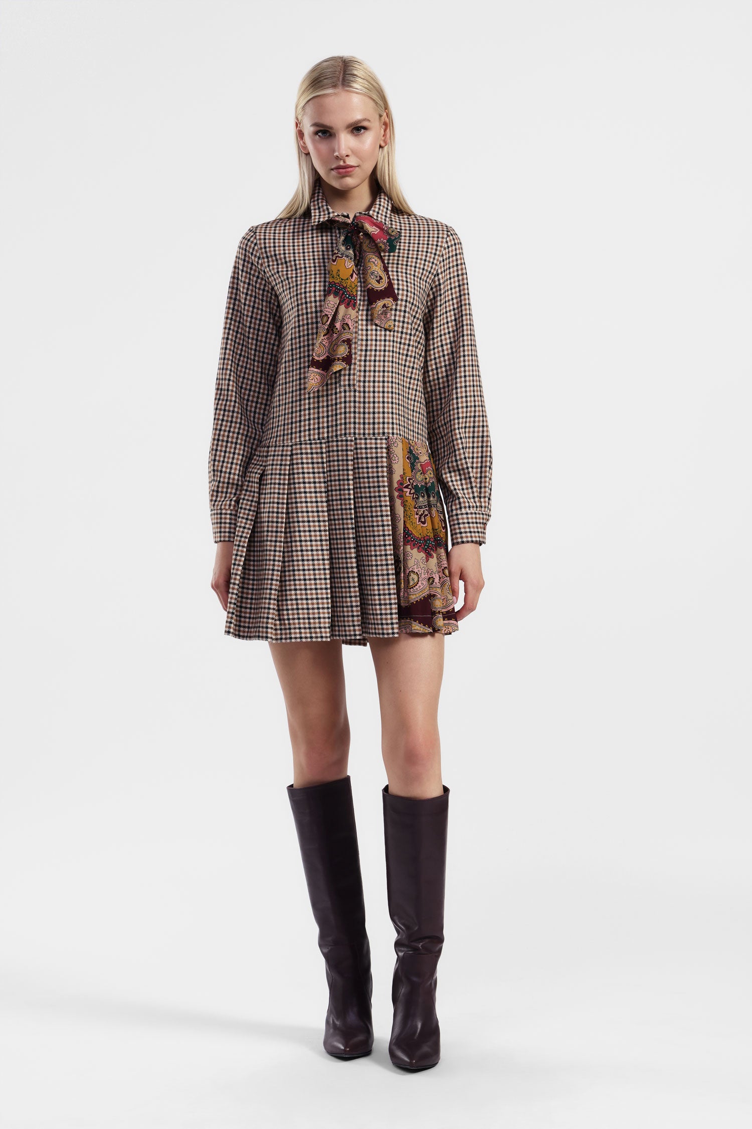 Vestito con colletto classico e stampa