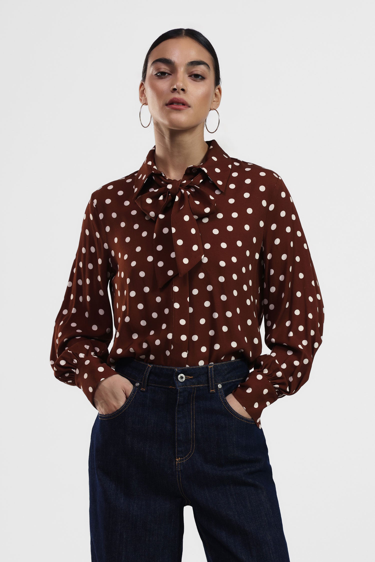Camicia a pois con fiocco decorativo