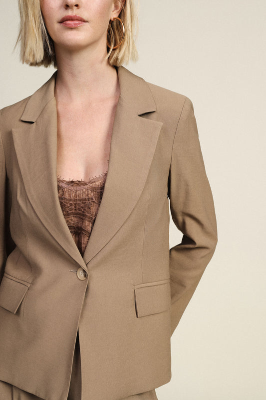 Blazer monopetto con tasche a patta e spalla regolare