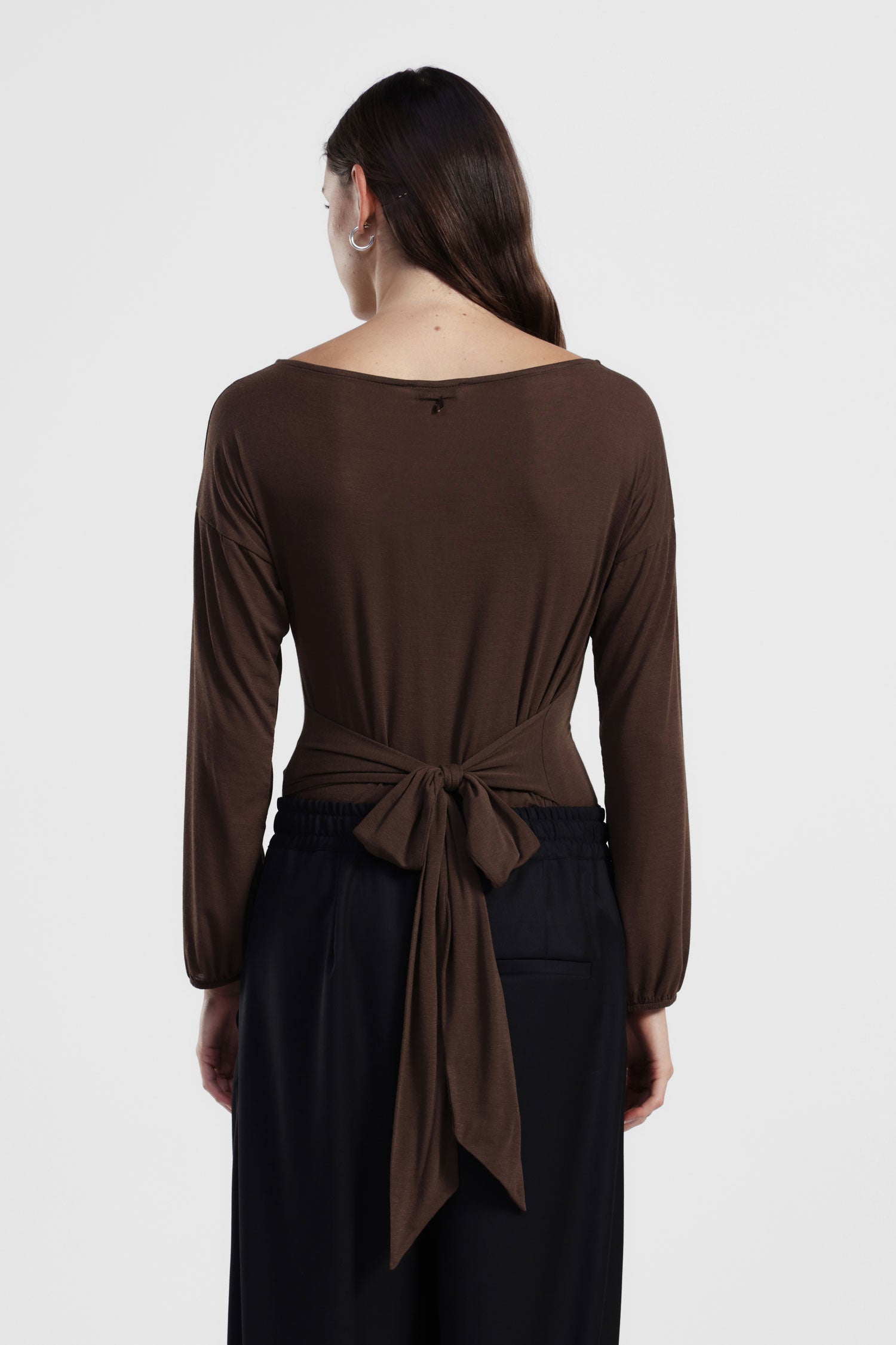 Top con maniche lunghe e nodo posteriore