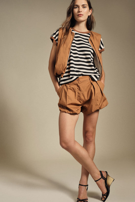 Shorts regular-fit con pinces e risvolto