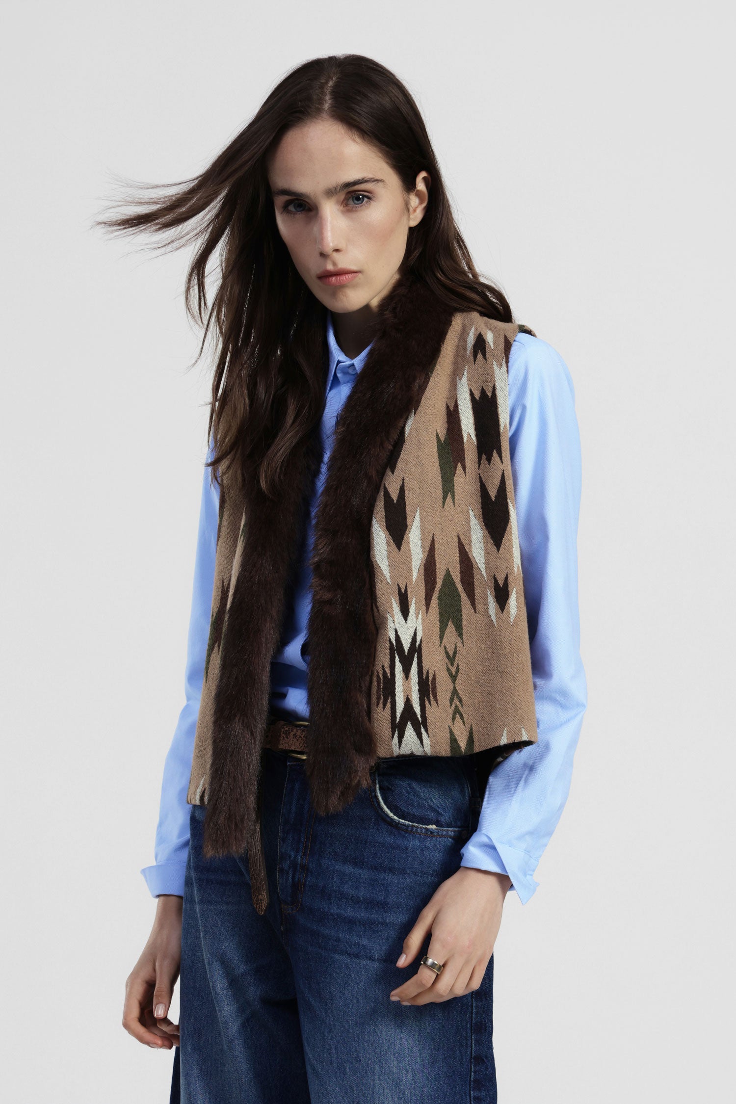 Gilet smanicato con fantasia geometrica e bordo peloso