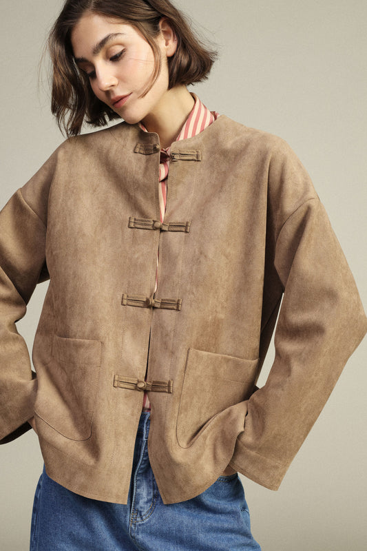 Outer jacket con chiusura a alamari e tasche frontali