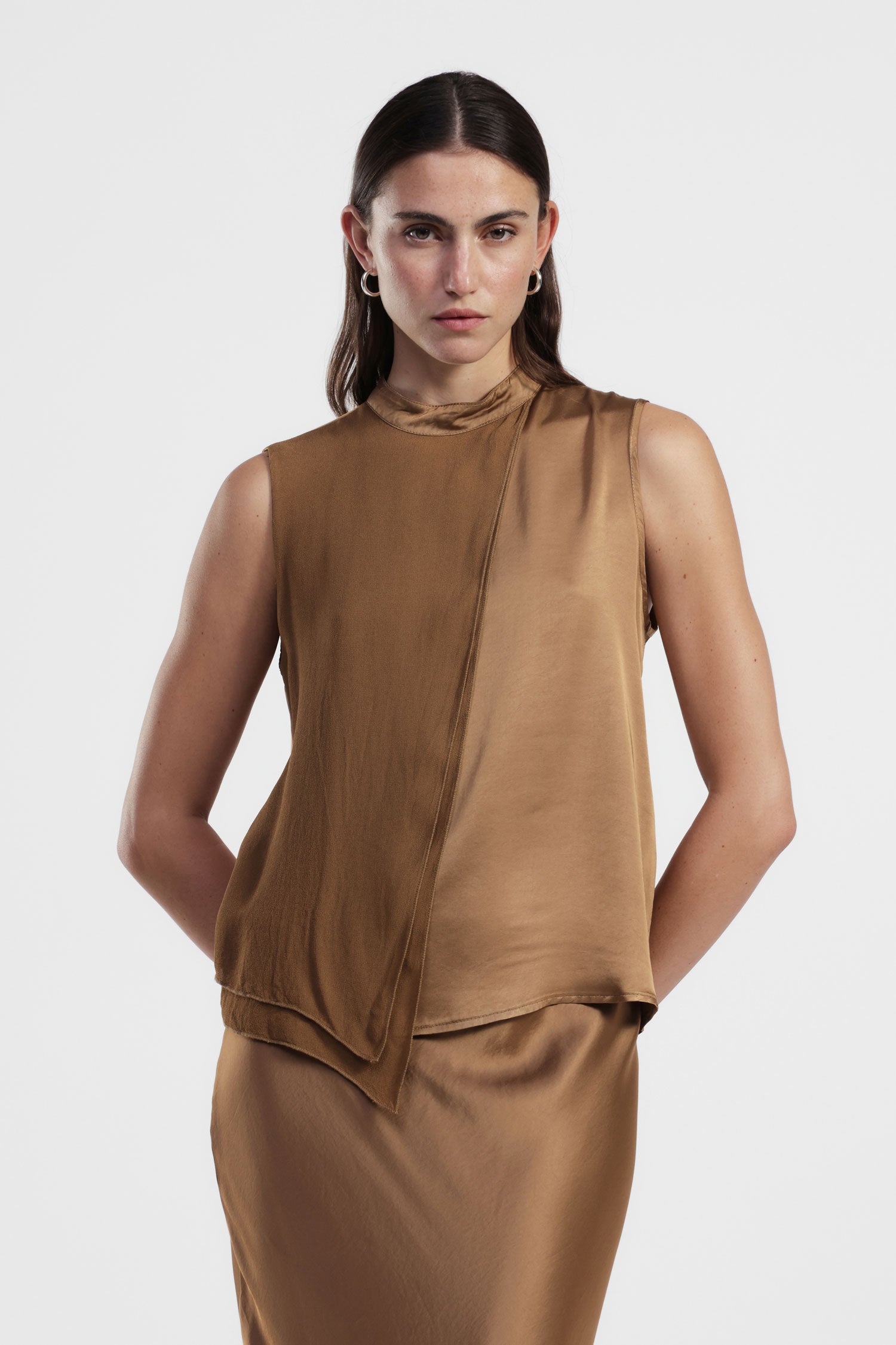 Top smanicato colorblock con collo alto