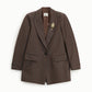 Blazer gessato monopetto con spilla decorativa