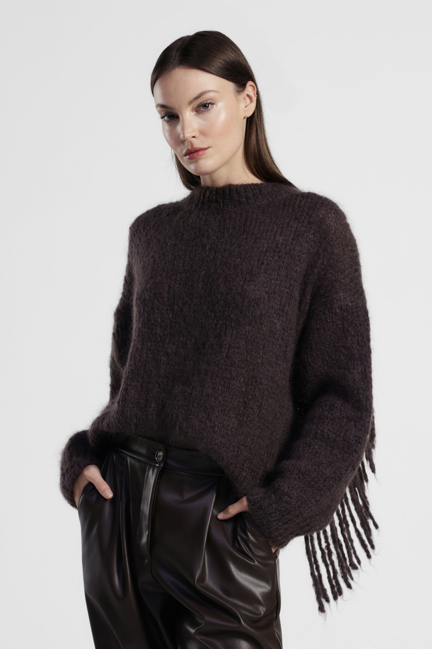 Maglione corto con maniche lunghe e frange laterali