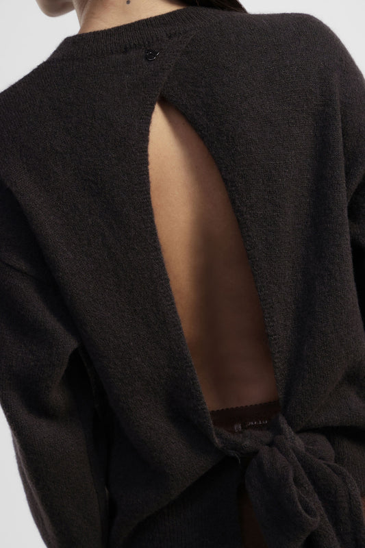 Maglione con nodo posteriore e taglio crop