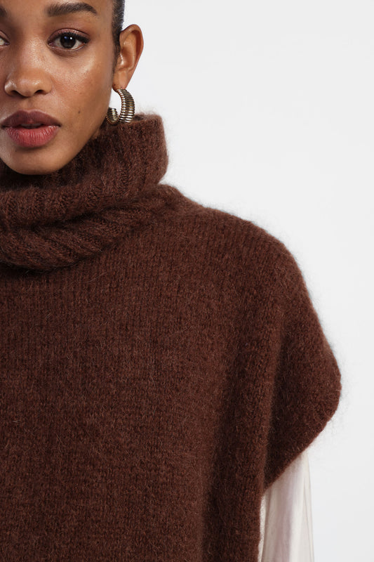 Maglione smanicato con collo alto
