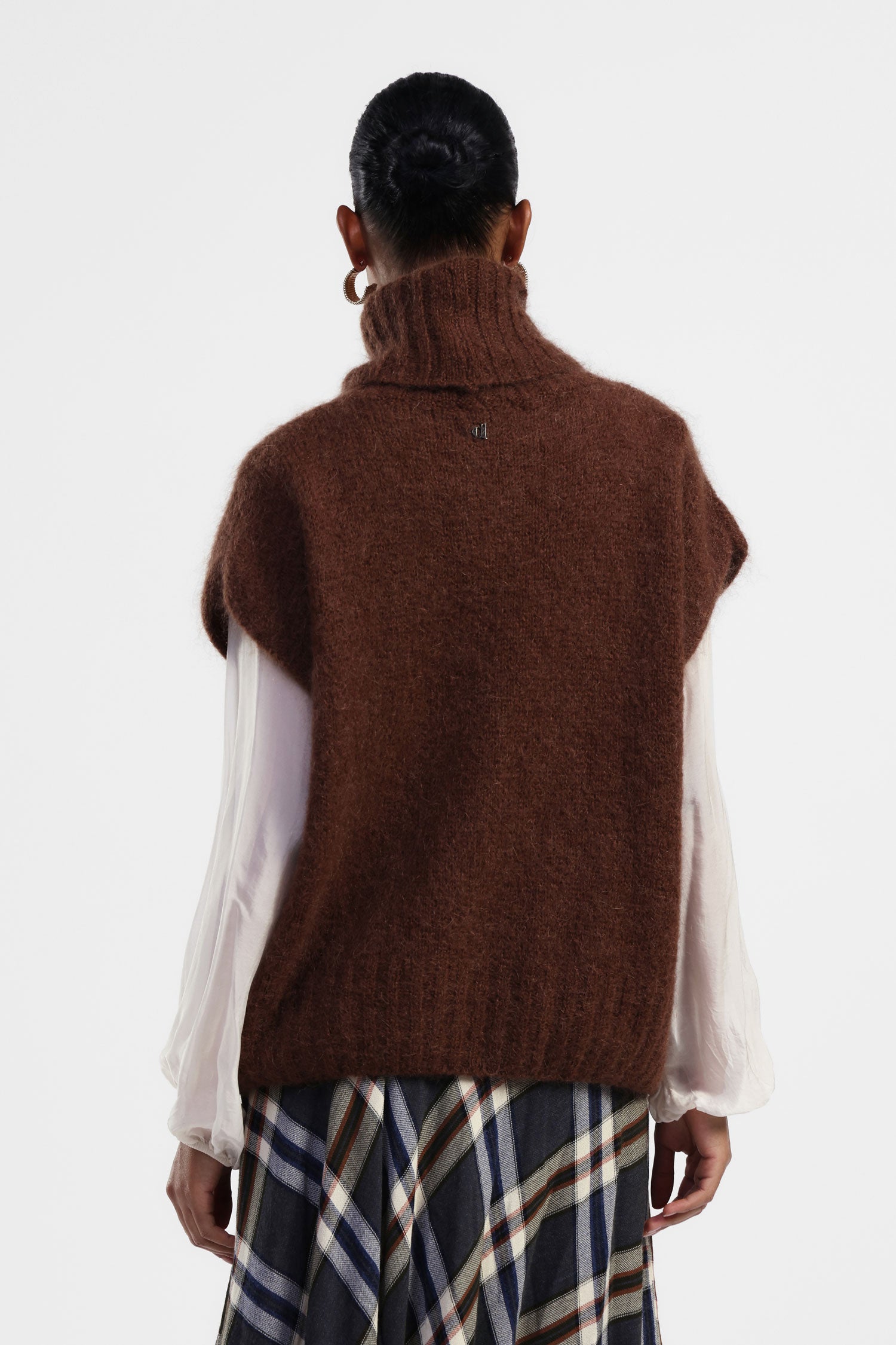 Maglione smanicato con collo alto