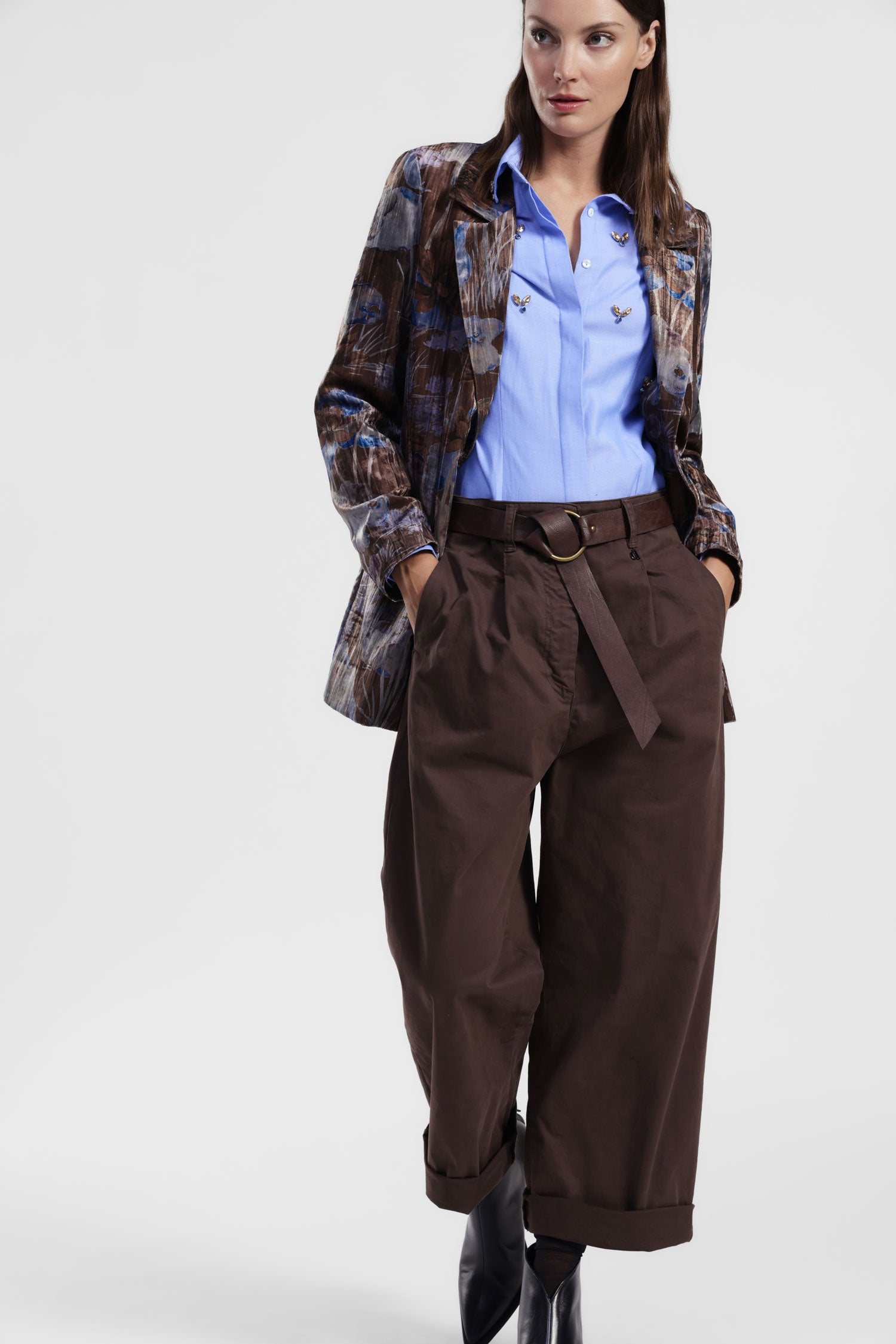 Pantaloni ampi con cintura e risvolto