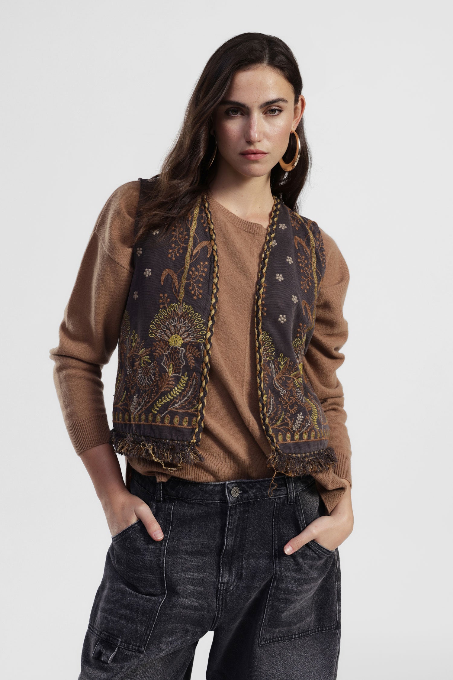 Gilet corto stampato con dettagli intrecciati e frange