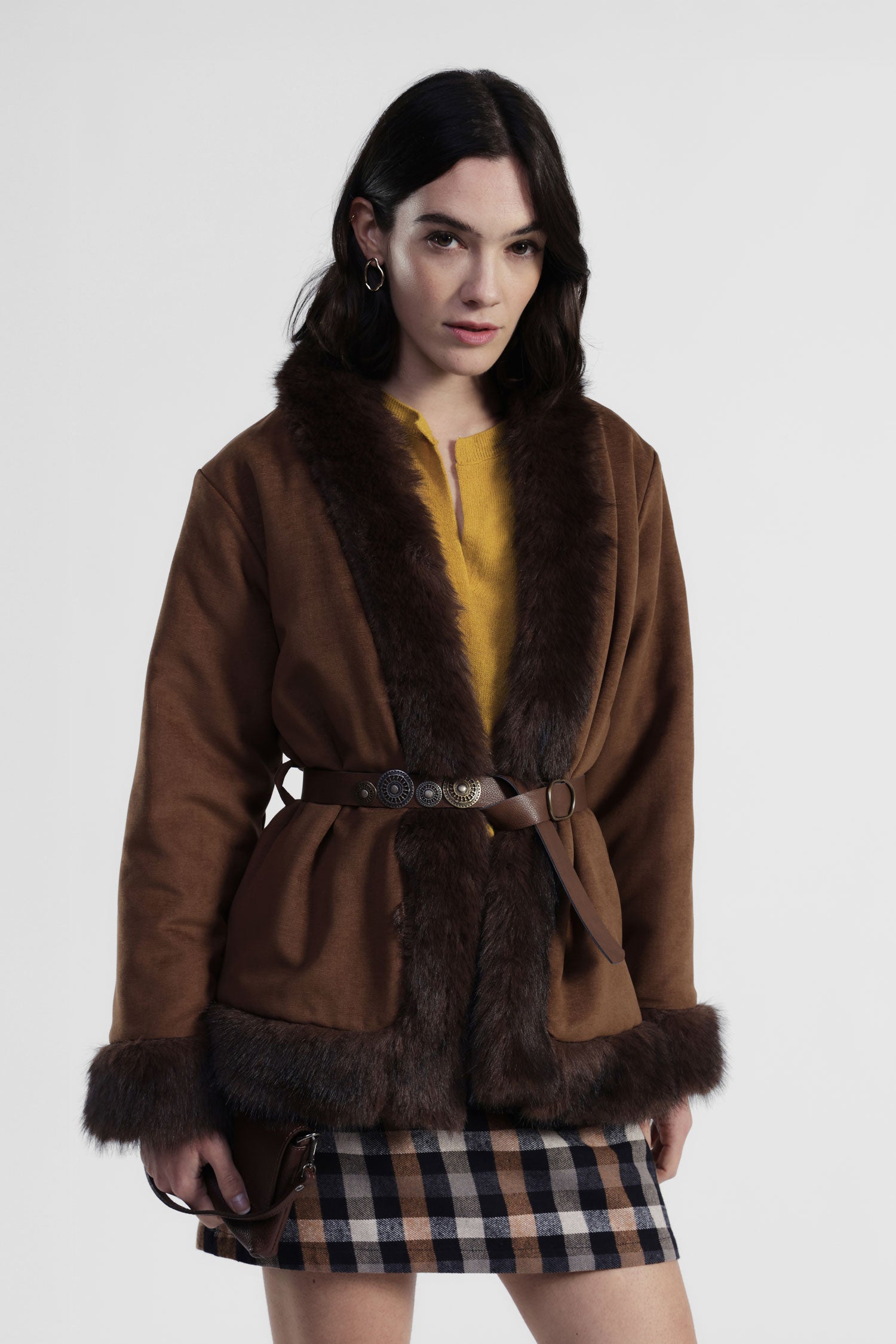 Eco-fur con cintura e profili a contrasto