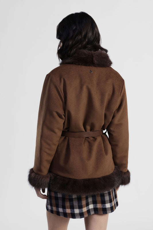 Eco-fur con cintura e profili a contrasto