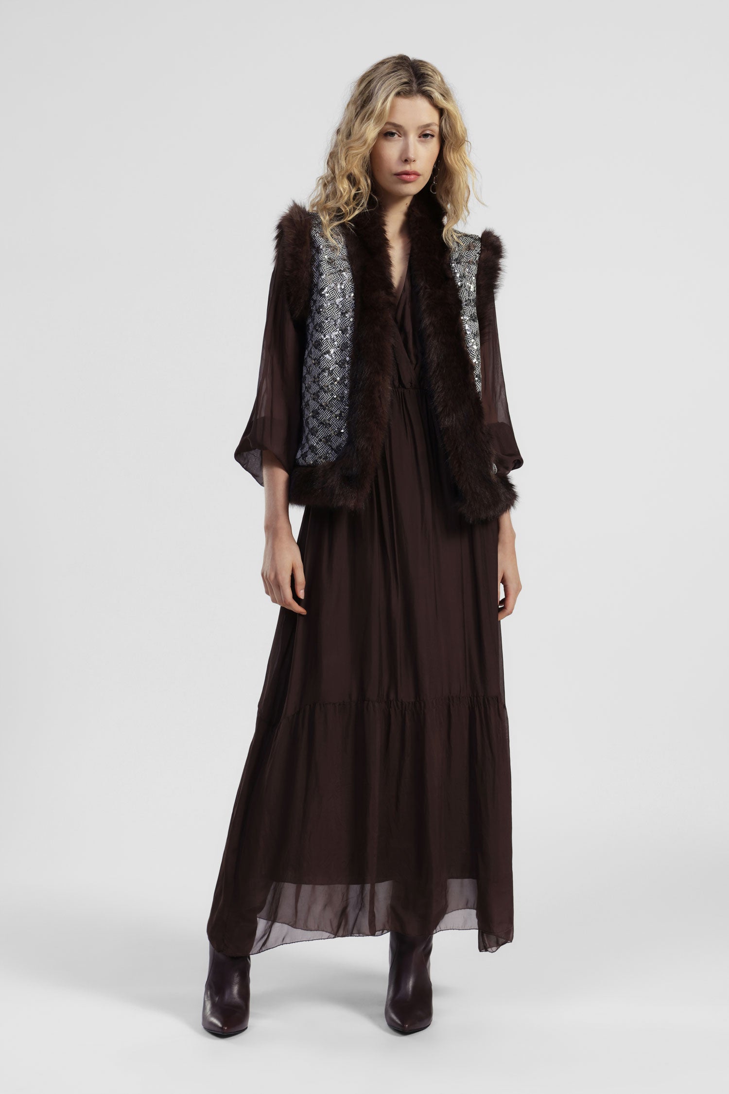 Abito lungo con scollo incrociato e maniche lunghe