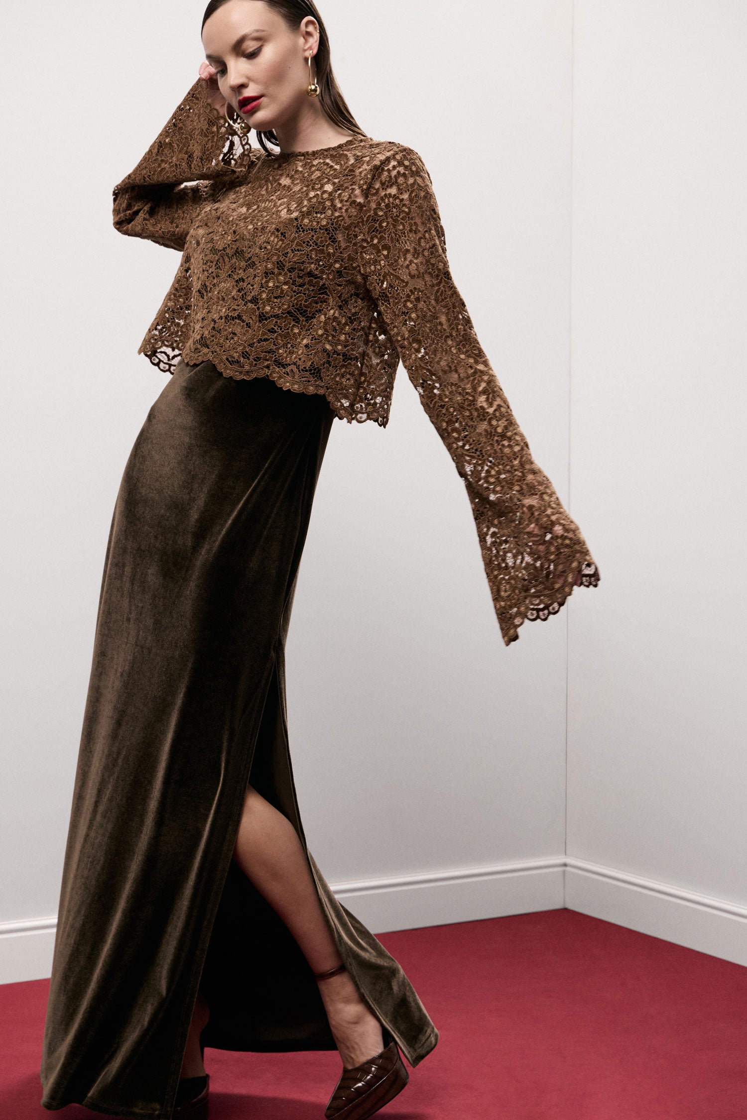 Abito lungo con maniche in pizzo e spacco laterale