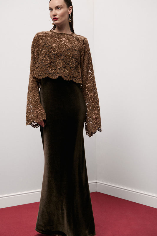 Abito lungo con maniche in pizzo e spacco laterale