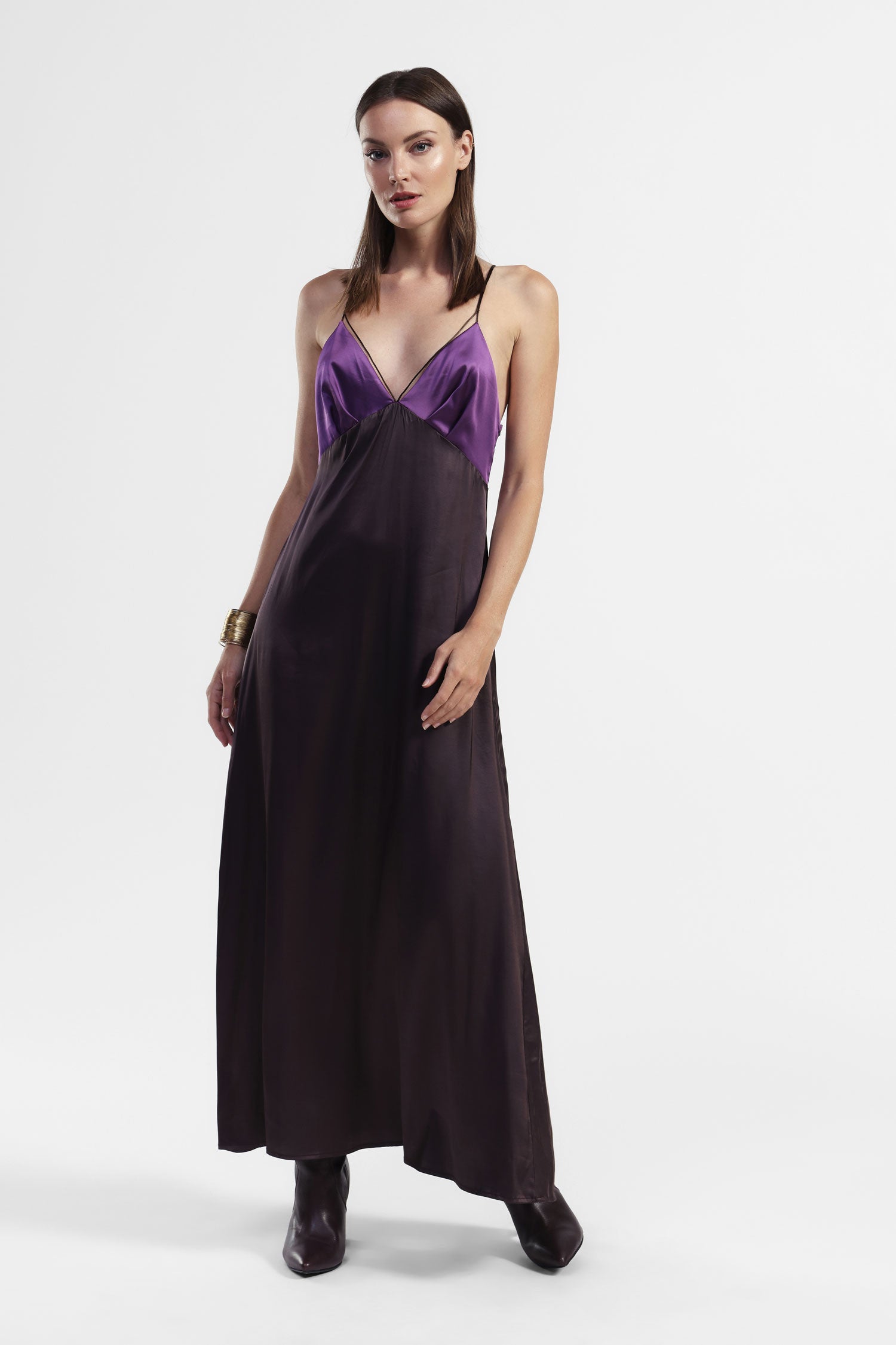 Abito lungo con spalline e scollo a v