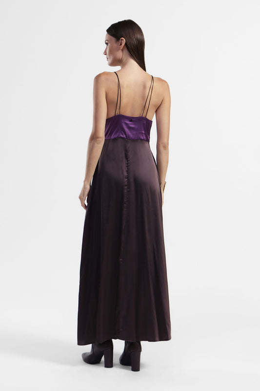 Abito lungo con spalline e scollo a v