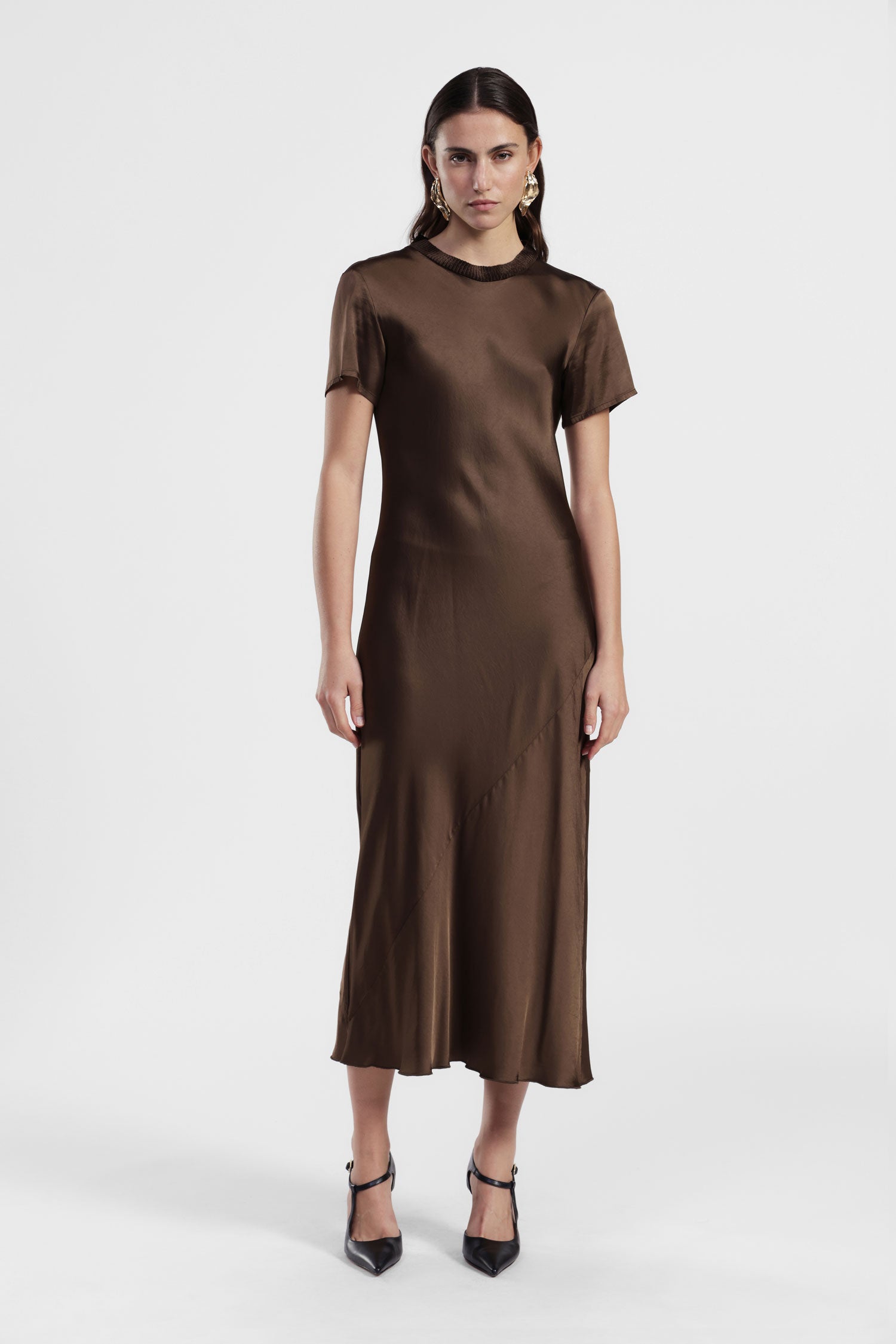 Abito lungo con maniche corte e scollo tondo