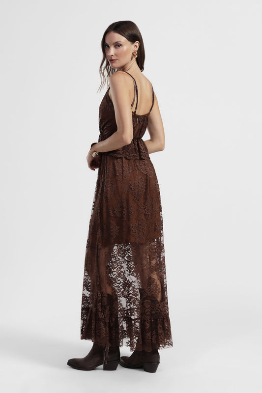 Abito lungo con pizzo e balza sul fondo
