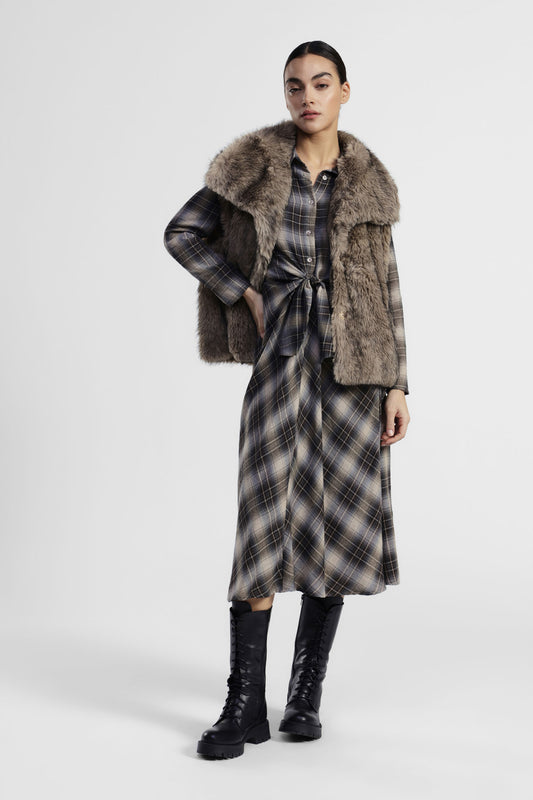 Abito lungo a quadri con cintura annodata