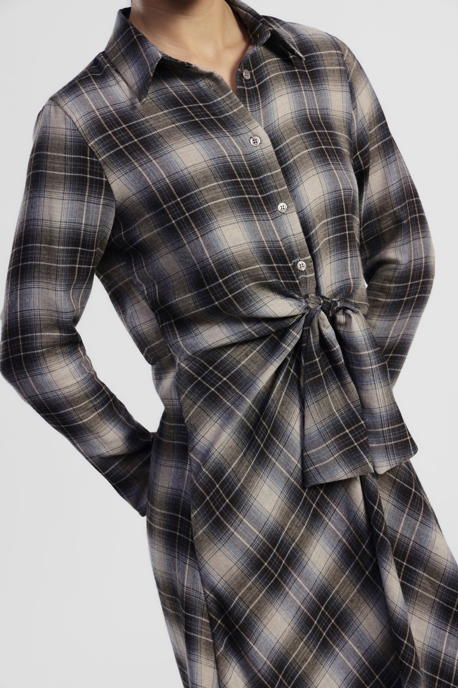 Abito lungo a quadri con cintura annodata