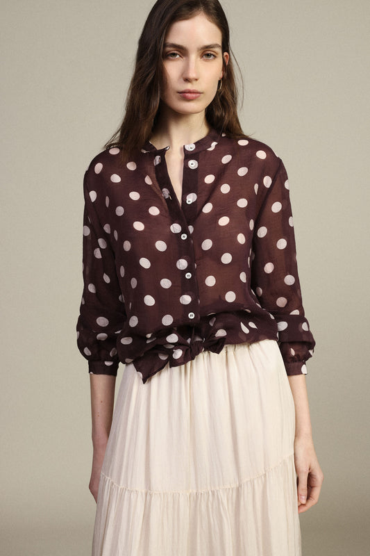 Camicia a pois con nodo frontale e maniche ampie
