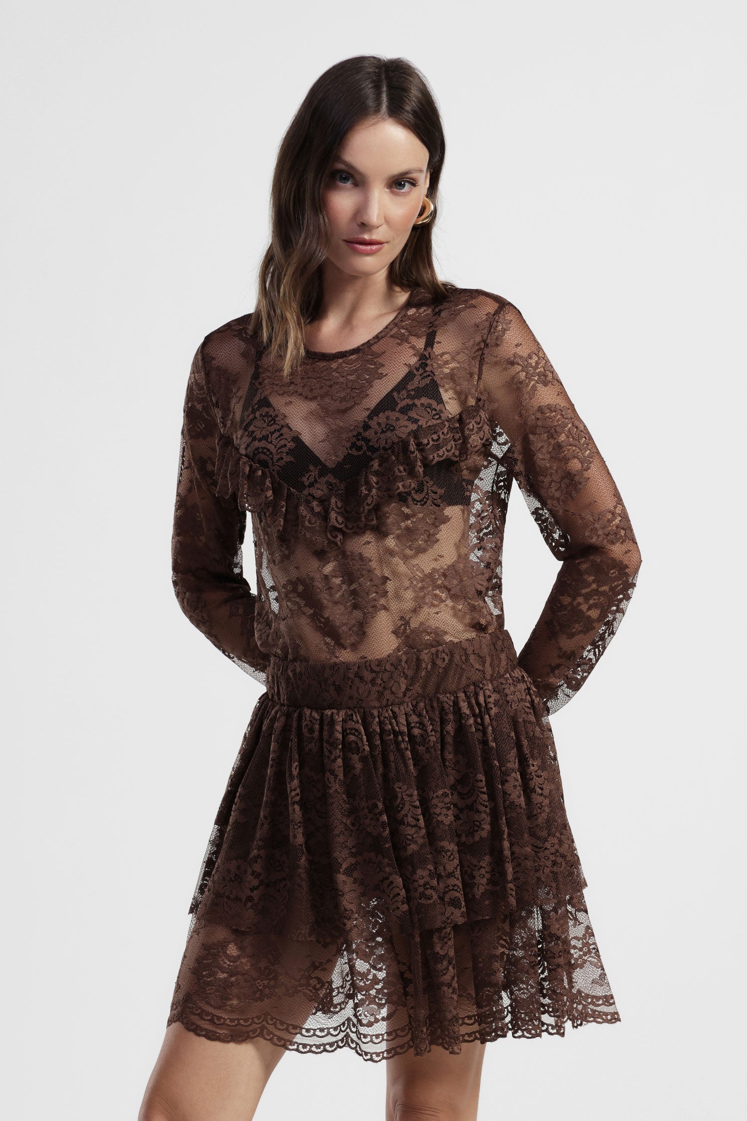 Camicia in pizzo con maniche lunghe e volant