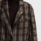Blazer a quadri con spilla decorativa