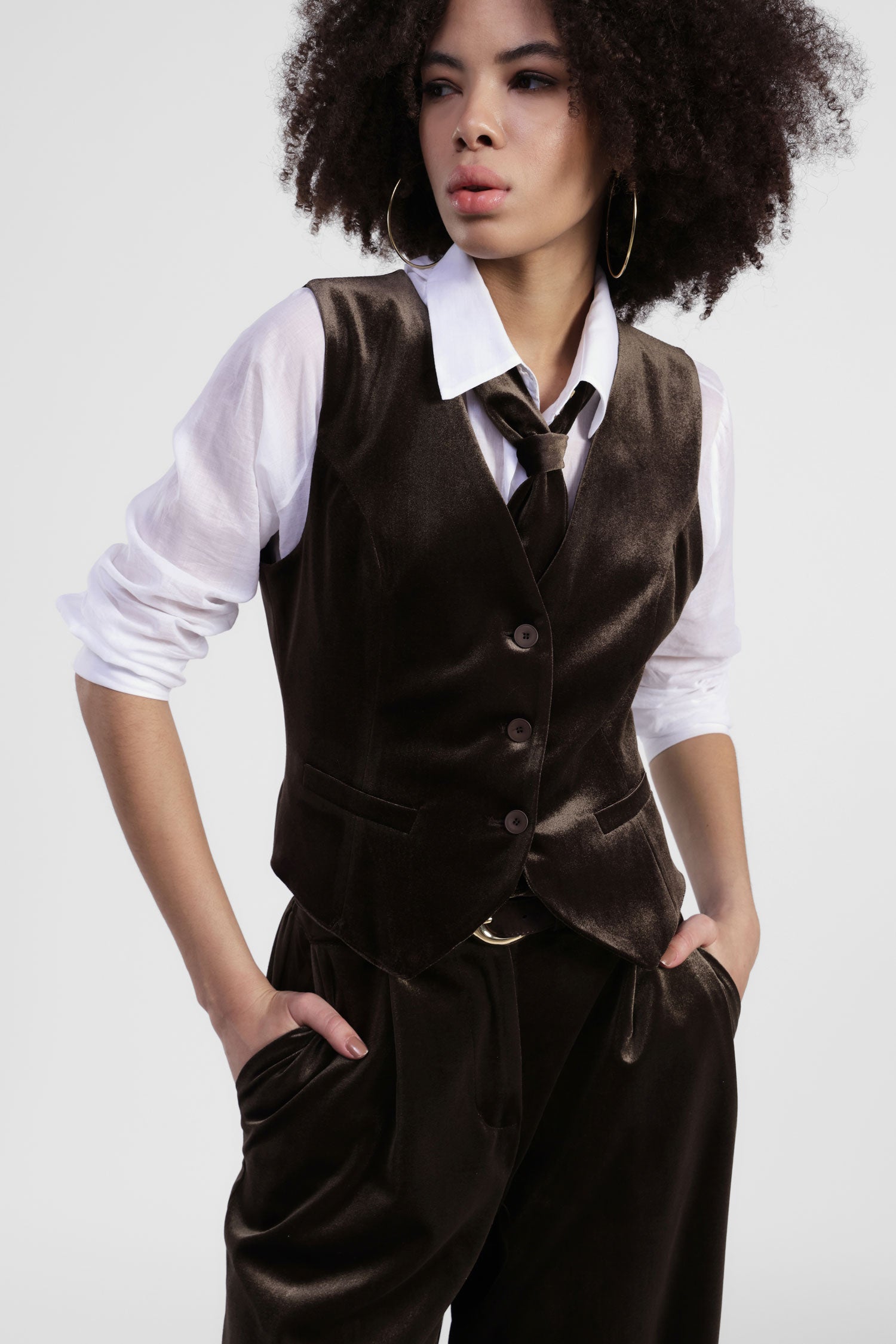 Gilet con scollo a v e cravatta coordinata